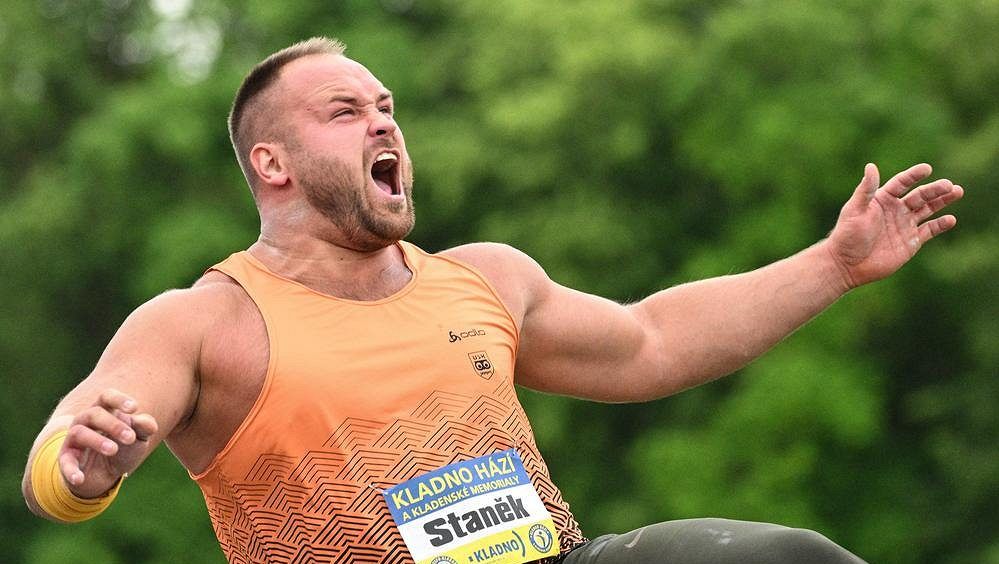 Netradiční narozeniny českého rekordmana. Dárky na stadionu, pak poklus s moderátorkou